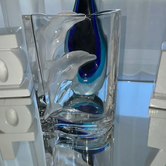 Elegant Glass Vase with Blue and Clear Design